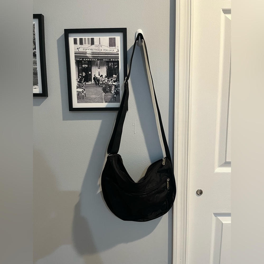 good condition black lesportsac crossbody